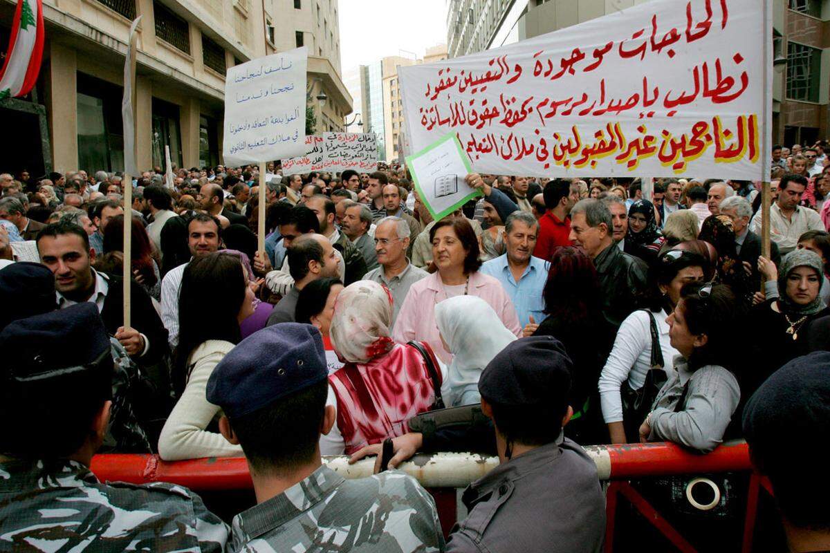 Seitdem taumelt das Land zurück an den Rand eines Bürgerkriegs. In Tripoli und Beirut demonstrierten bereits tausende Sunniten gegen den neuen Regierungschef Nadschib Mikati.