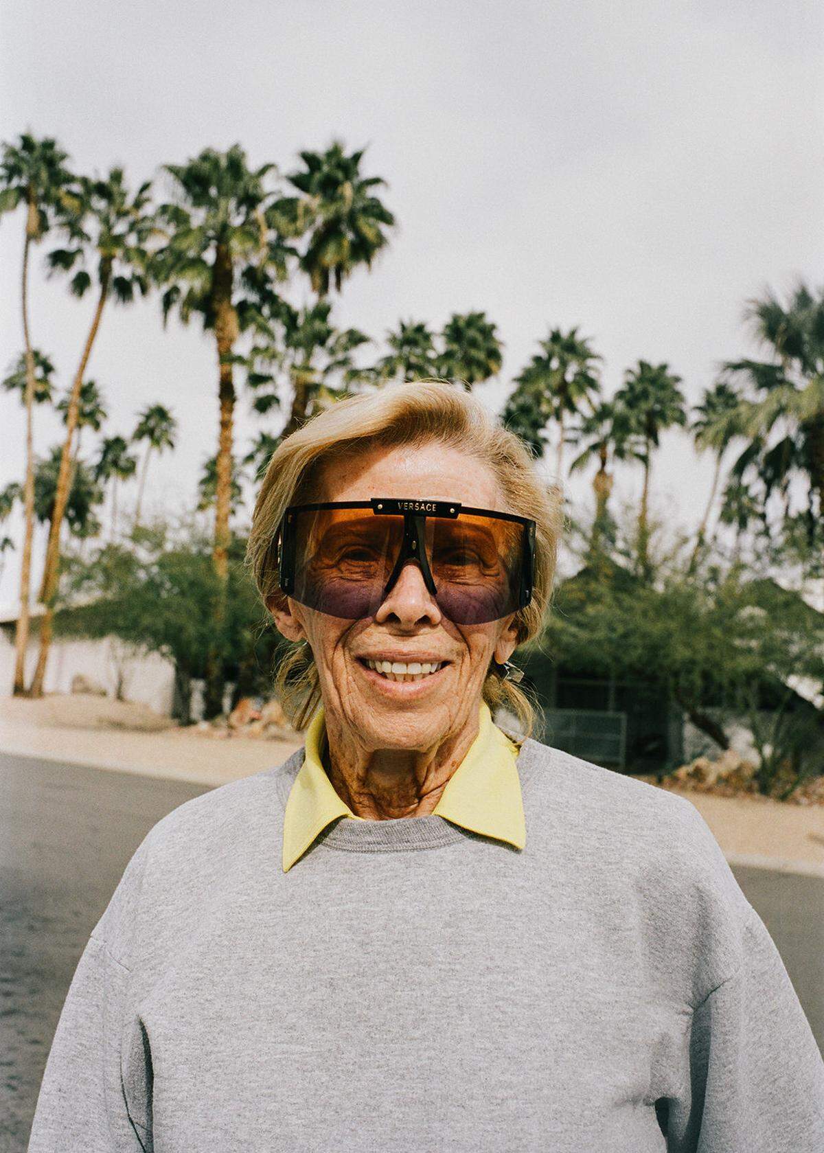 Eine freundliche Passantin in Palm Springs, stilecht mit Brille von Versace.