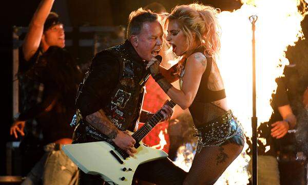 Metallica-Sänger James Hetfield plagen bei seiner Heavy-Metal-Performance mit Lady Gaga Mikrofonprobleme. 