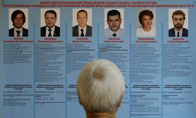 Ein Wähler studiert ein Kandidateninformationsblatt in einem Wahllokal während der Wahlen zum Moskauer Stadtparlament