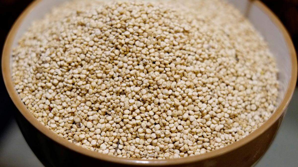 Auch auf Quinoa wurde in der Studie von Global 2000 ein Wirkstoff gefunden, der in der EU nicht erlaubt ist, weil er die Fruchtbarkeit beeinträchtigen und das Kind im Mutterleib schädigen kann. Auf dem Produkt waren laut Global 2000 zwar nur Spuren des Mittels nachweisbar, für die Arbeiterinnen in den Herkunftsländern macht das aber keinen Unterschied, sie hantieren häufig ohne Schutzkleidung mit den gefährlichen Substanzen. Eine österreichische Alternative zu Quinoa ist übrigens Hirse.