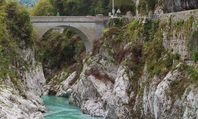 In einzigartiger Farbe fräst sich die Soča durch die Alpen bis in die Ebene.