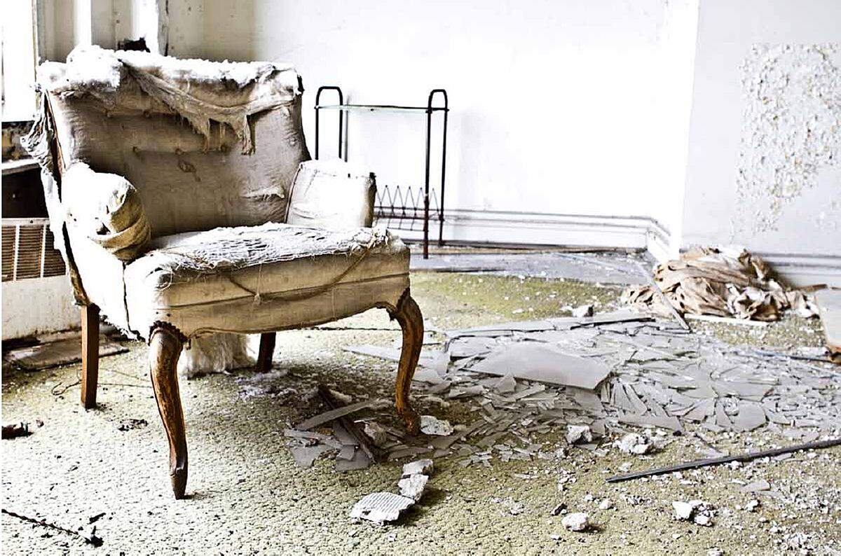 Die Sujets ihrer Fotos ähneln einander. Beim Erforschen des Gebäudes fielen der Fotografin die vielen Sessel auf, wie sehr sie sich voneinander unterscheiden "und dass sie sich farblich dem Verfall in jedem Raum anpassen wie Gemälde", so Loewenstein.Foto aus: Maria Loewenstein "Detroit - Rise Again"