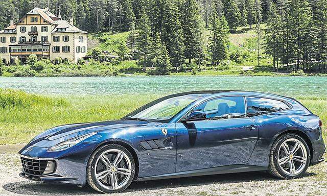Ein Supercar, das vier Personen Luxus, Allradantrieb, reichlich Platz und dazu noch schwindelerregende Performance bietet: Ferrari GTC4 Lusso. 