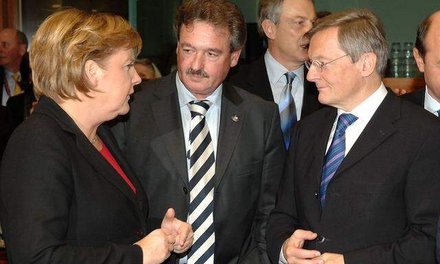 Angela Merkel am 14. Dezember 2006 beim EU-Gipfel in Brüssel mit dem luxemburgischen Außenminister Jean Asselborn (übrigens immer noch im Amt) und dem damaligen österreichischen Bundeskanzler Wolfgang Schüssel (ÖVP), im Hintergrund, der damalige britische Premierminister Tony Blair.