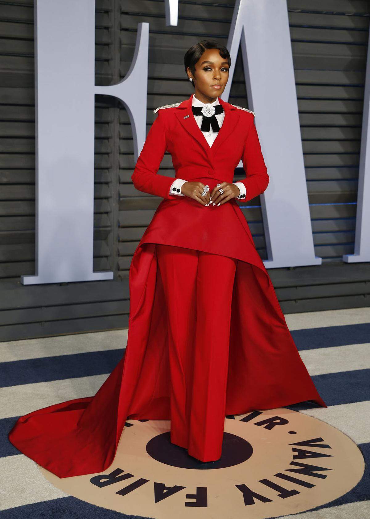 Die Soul- und Funk-Sängerin Janelle Monáe hatte hier einen ihrer bisher größten Fashion Moments. Der Look kommt von Christian Siriano.