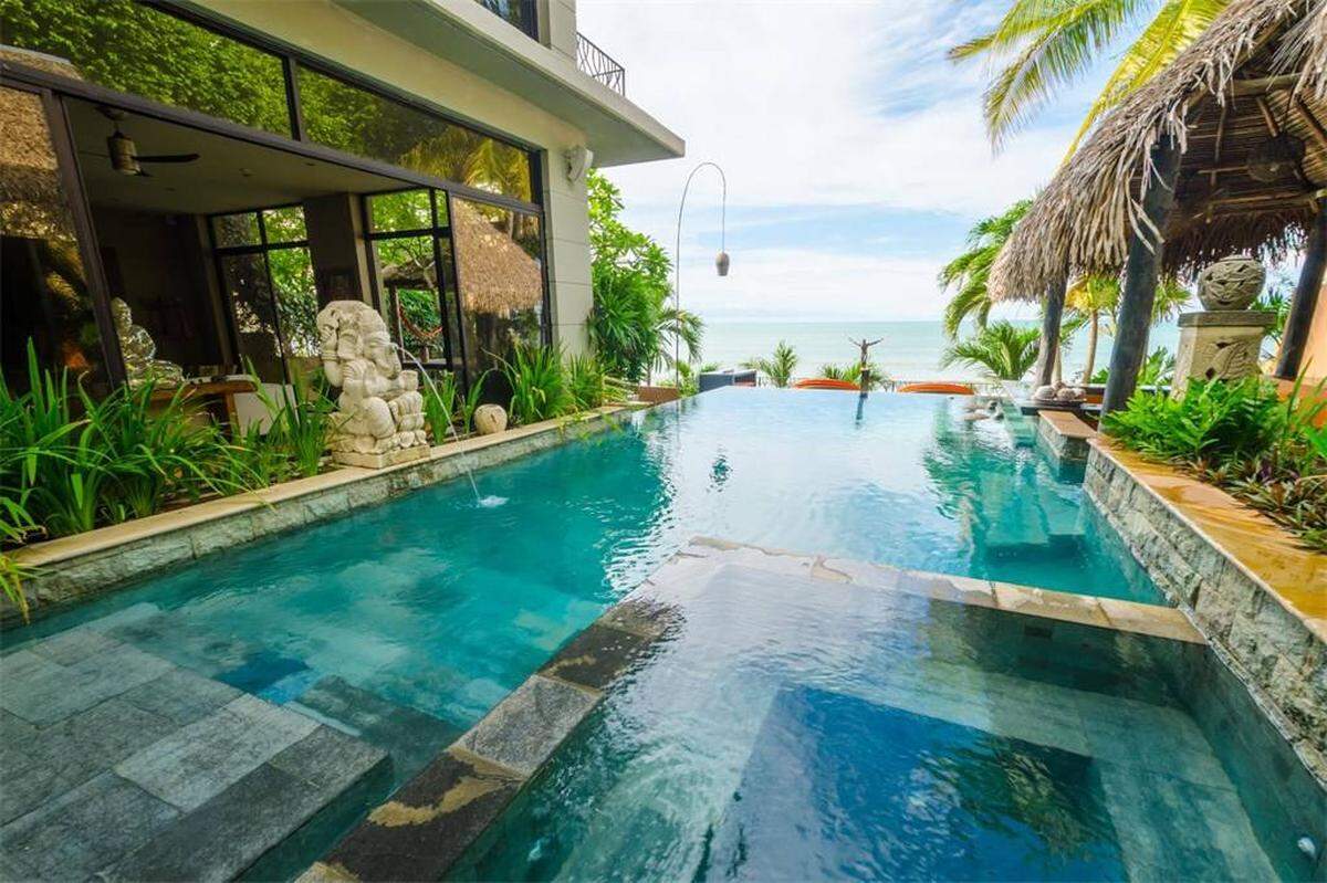 Viel Natur rundum hat auch dieses Anwesen in Panama zu bieten. Die Villa ist in zwei Häuser unterteilt, die durch einen Pool- und Gartenbereich getrennt sind.