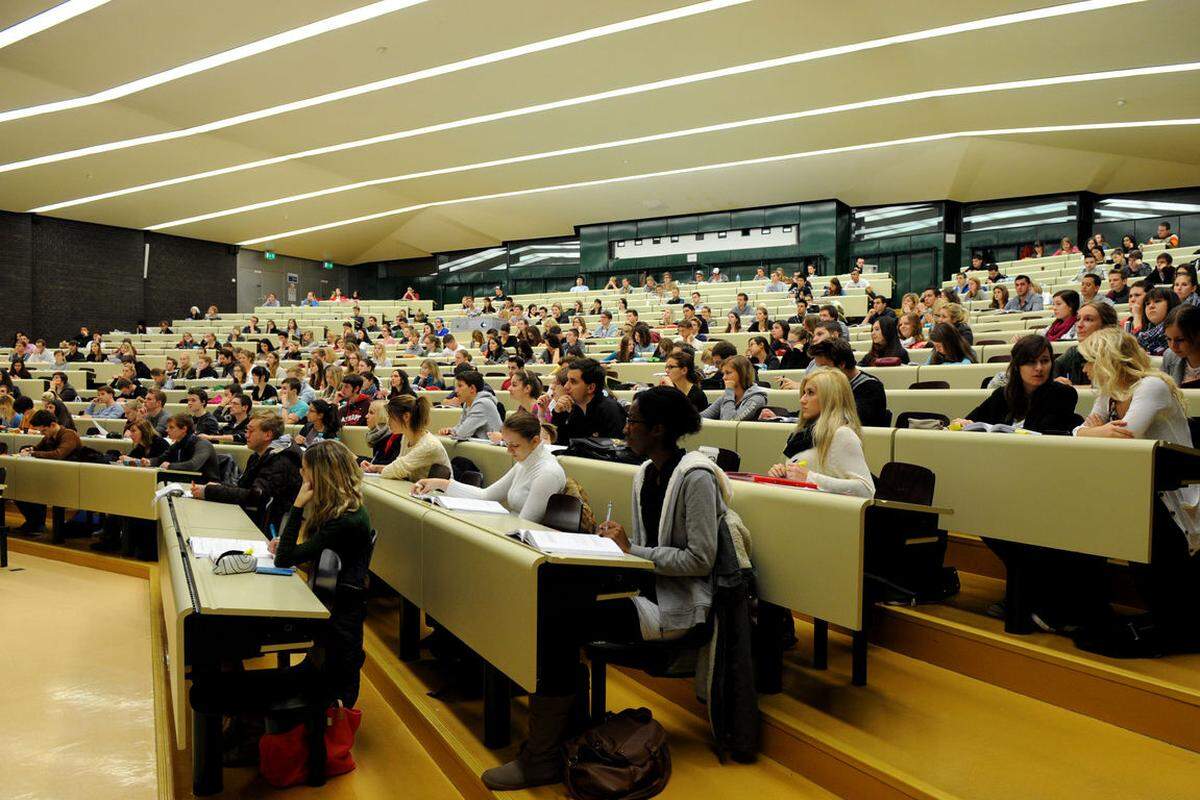 Mehr als 5000 österreichische Studenten verrieten "Universum Communications" zwischen Dezember 2012 und März 2013, wo sie am liebsten arbeiten würden.  Das folgende Ranking bezieht sich auf Wirtschaftsstudenten. Falls das Unternehmen auch von Studenten mit technischem oder IT-Schwerpunkt in die Top 50 gewählt wurde, finden Sie die Platzierung unten in Klammern. 