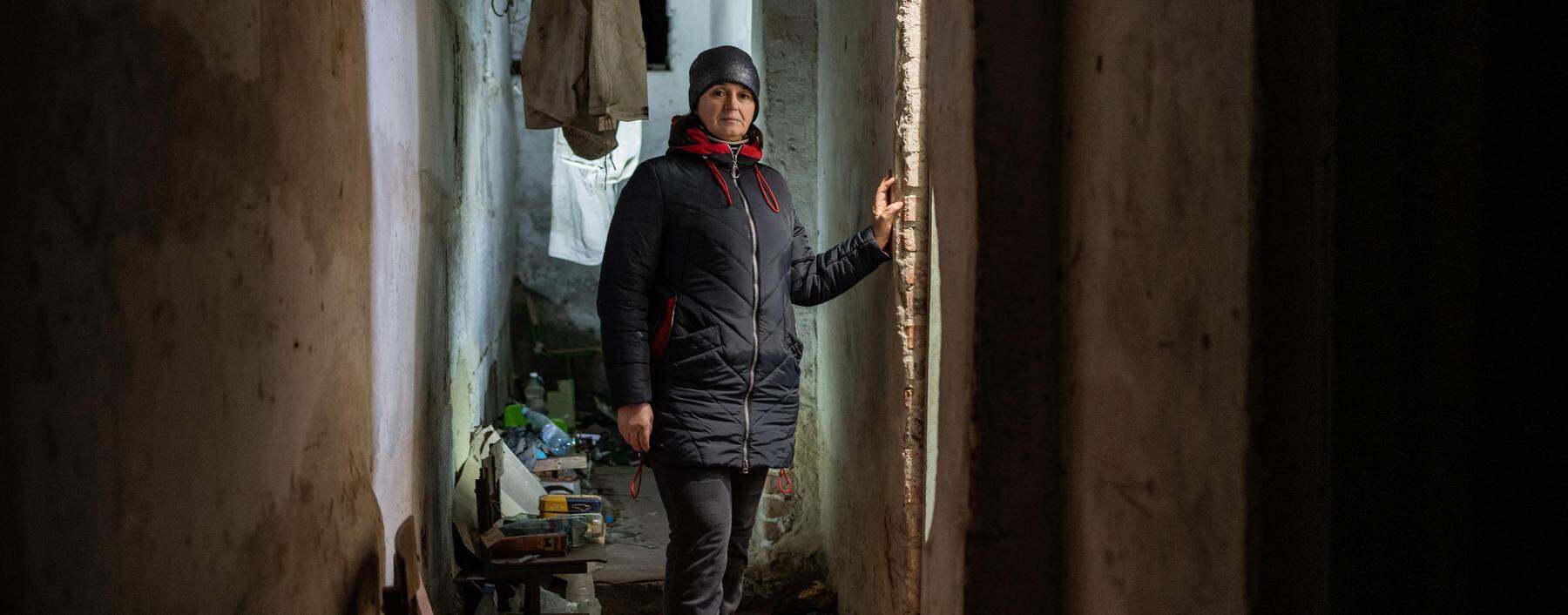 Olha Menjajlo steht in dem Keller, in dem russische Soldaten sie fast einen Monat lang gefangen hielten.