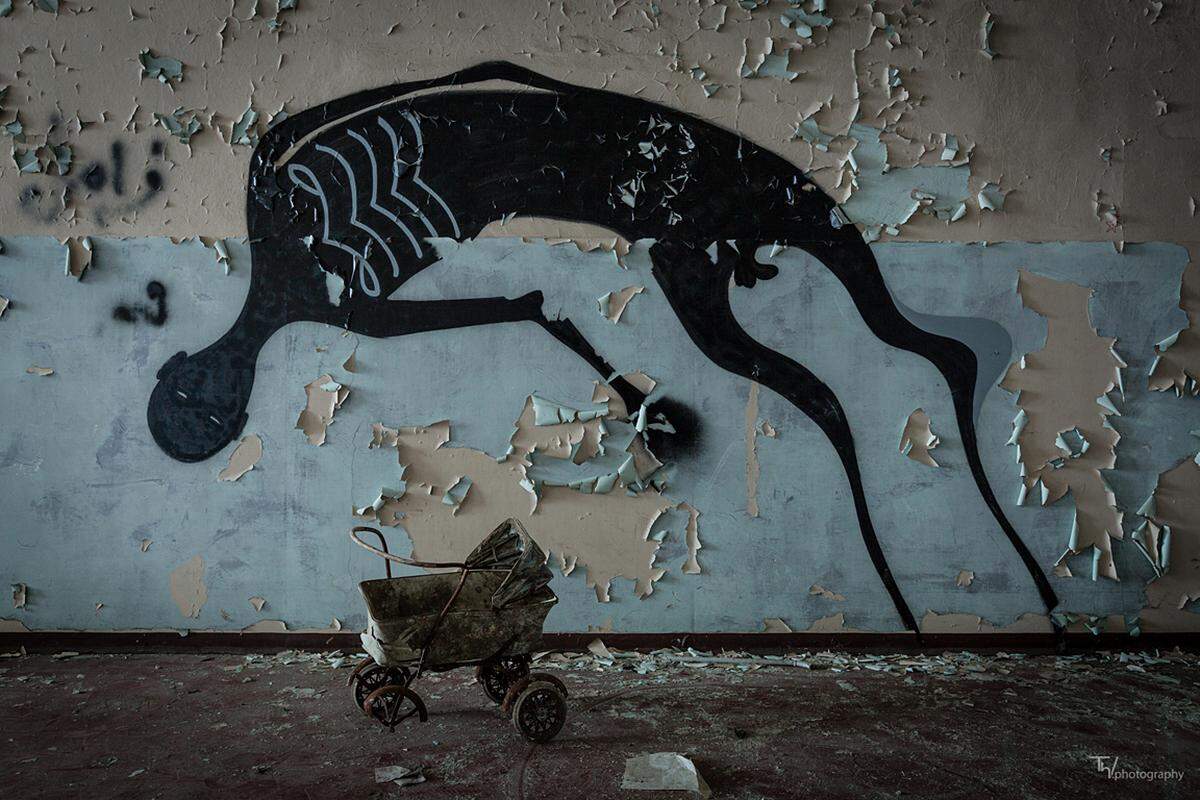 Thomas Windisch "Insomia": Der Puppenwagen steht in einem "Manicomio", einem Irrenhaus in Italien. Das Graffiti ist Teil des Kunstprojektes "One thousand shadows" des Street-Art-Künstlers Herbert Baglione. Er malt auf der ganzen Welt seine Schattenbilder auf. Ursprünglich stand an der Stelle des Puppenwagens ein Rollstuhl. Windisch fand die Szene aber genau so vor.