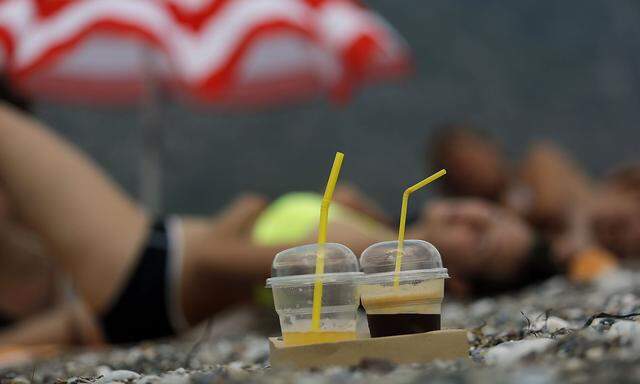 Archivbild: Plastikbecher auf einem Strand in Griechenland