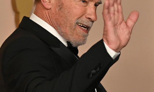 Arnold Schwarzenegger, hier im Anzug bei den Oscars 2024, sagt, nicht nur der Körper brauche Training, auch das umweltbewusste Verhalten.