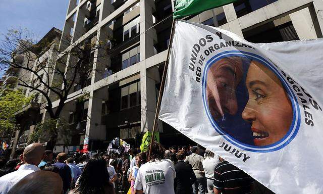 Cristina Kirchners Anhänger warteten vor dem Krankenhaus in Buenos Aires.