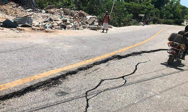 Das Erdbeben der Stärke 7,2 suchte Haiti mitten in einer schweren politischen Krise heim, ausgelöst durch die Ermordung von Präsident Jovenel Moïse Anfang Juli. Das Zentrum lag nahe der Ortschaft Petit Trou de Nippes, etwa 150 Kilometer westlich der Hauptstadt Port-au-Prince, in einer Tiefe von zehn Kilometern, wie die US-Bebenwarte USGS mitteilte.
