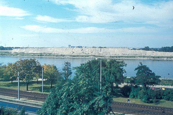 Was mit dieser Insel passieren sollte, davon hatte man zu Baubeginn keine blasse Ahnung. Im Bild: 1977