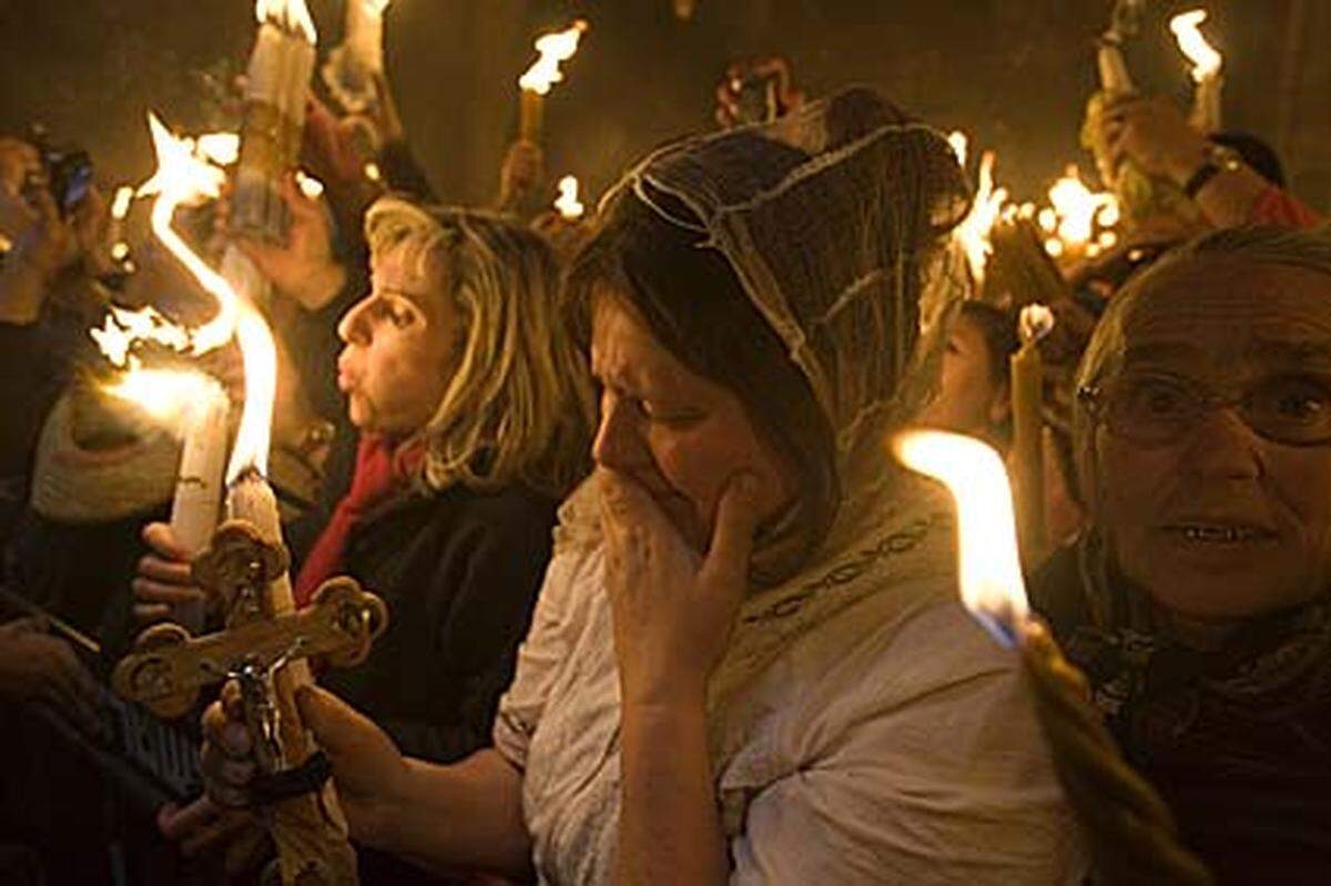In der Osternacht erhellen hunderte Kerzen und Fackeln die Grabeskirche.