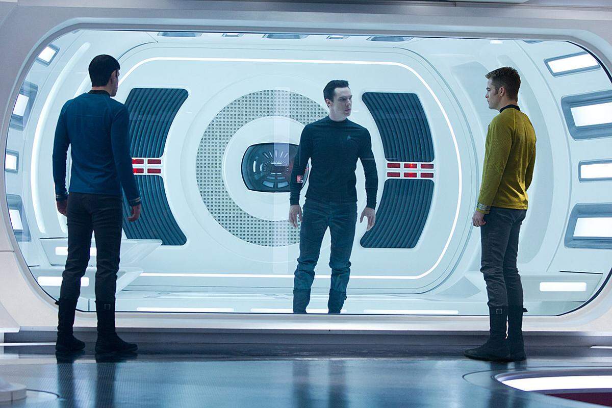 Nach dem düsteren Teaser-Trailer zum neuen Star Trek-Film von J. J. Abrams, darf man Vorfreude auf Into Darkness hegen - und sich einen der Blockbuster des Jahres erwarten.  Um die Handlung macht Abrams ein Geheimnis, so viel ist aber fix: Chris Pine (rechts) spielt nach dem Star-Trek-Reboot 2009 zum zweiten Mal Captain Kirk, Zachary Quinto den spitzohrigen Spock (links) und als Bösewicht ist der hochgelobte Brite Benedict Cumberbatch (Mitte) dabei. Ab 17. Mai