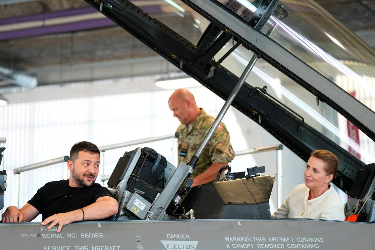 Selenskij und Frederiksen in einer F-16 auf dem Luftwaffenstützpunkt Skrydstrup, Norddänemark. 