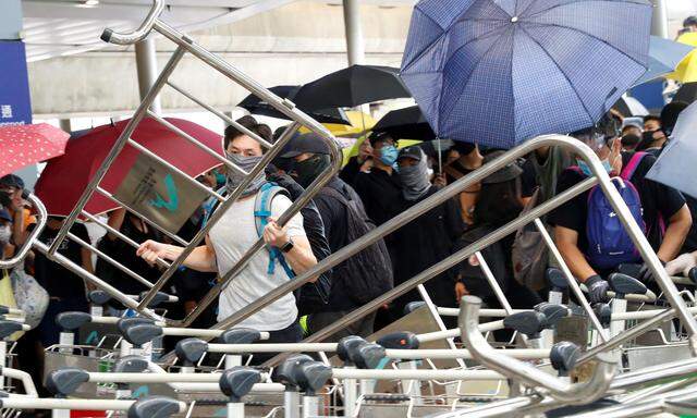 Die Demonstrationen in Hongkong von Samstag und Sonntag sind kaum verklungen, da machten sich am Montag neuerlich Aktivisten auf - und lösten an U-Bahnhöfen Chaos aus. 