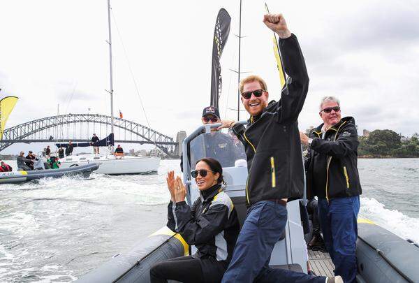 Im Anschluss jubelte das Paar noch den Teilnehmern der Invictus-Segelregatta zu.