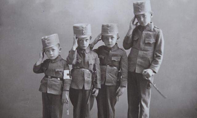 Kinder in der k. u. k. Uniform während des Ersten Weltkriegs im Jahre 1916.