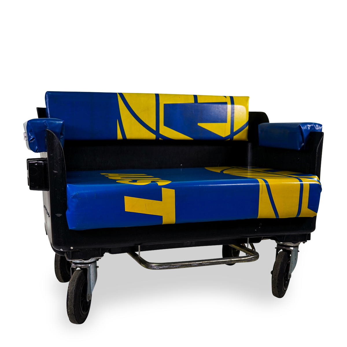 Eine zur Sitzbank umgestaltete Mülltonne.