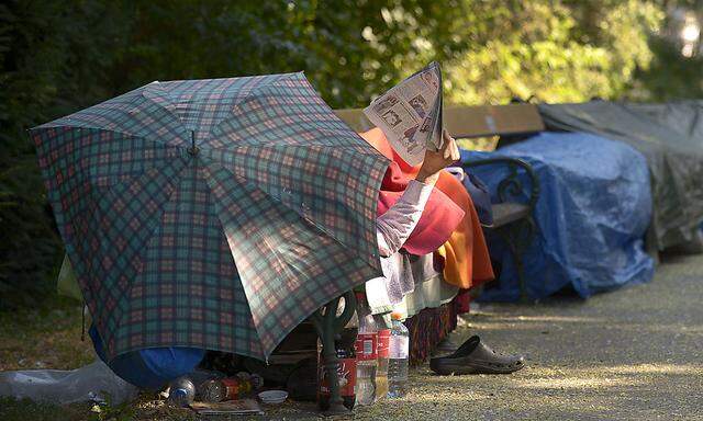 Archivbild: Obdachlose nächtigen vergangenen Sommer im Stadtpark.