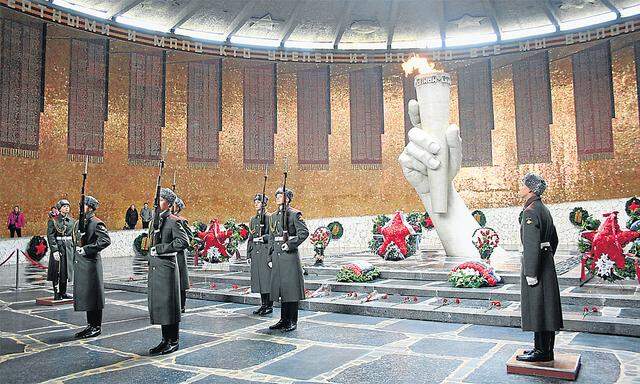 „Wir haben unsere patriotische Pflicht erfüllt“ – Wachablöse im Pantheon für die gefallenen Sowjetsoldaten auf dem Mamaj-Hügel.