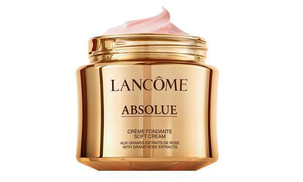 In der „Absolue Soft Cream" findet sich der Wirkstoff einer exklusive von Lancôme gezüchteten Rose wieder, der ­regenerierende Wirkung hat, Feuchtigkeit schenken und die Haut aufpolstern soll. 60 ml, 195  Euro