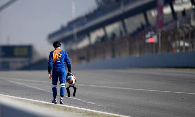 Bei den Testfahrten in Barcelona trat Carlos Sainz jr. noch zum bitteren Fußmarsch an. Zuletzt ging es mit seinem McLaren-Team wieder sanft bergauf. 