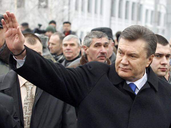 Viktor Janukovitsch ist als neuer Präsident der Ukraine vereidigt worden. Er hatte sich in der Stichwahl gegen seine Herausforderin, Regierungschefin Julia Timoschenko durchgesetzt.