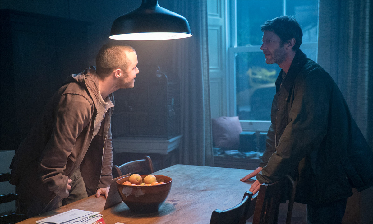 Der Vater und der Bruder, innerlich hart und leidend.