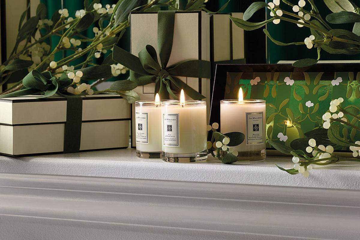 Schöne Duftkerzen zählen zu den beliebtesten Last-minute-Geschenken. Von Jo Malone etwa gibt es nur während der Weihnachtszeit in Reisegröße das Trio von "Blackberry & Bay", "Eucalyptus & Pine" und "Roasted Chestnut" (um 78 Euro, nur bei Douglas).