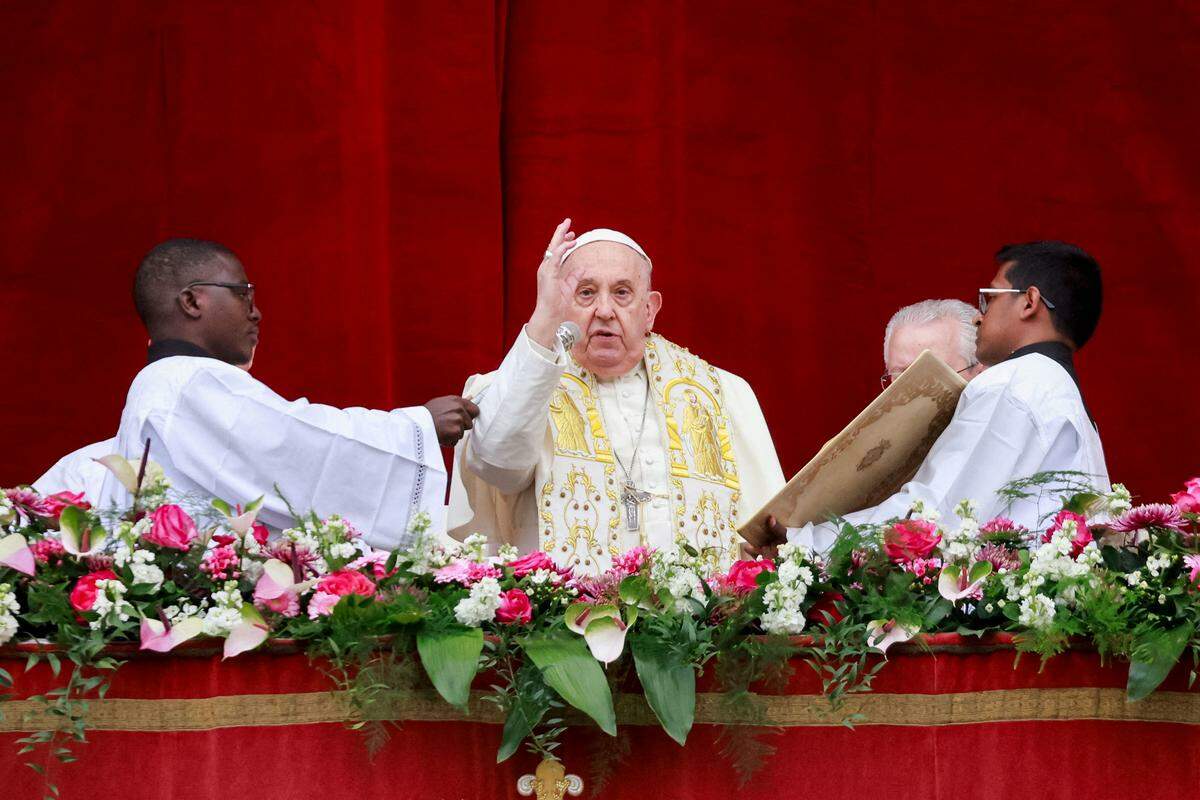 31. März. Papst Franziskus hält seine Botschaft „Urbi et Orbi“ (An die Stadt und die Welt) auf dem Petersplatz im Vatikan. 