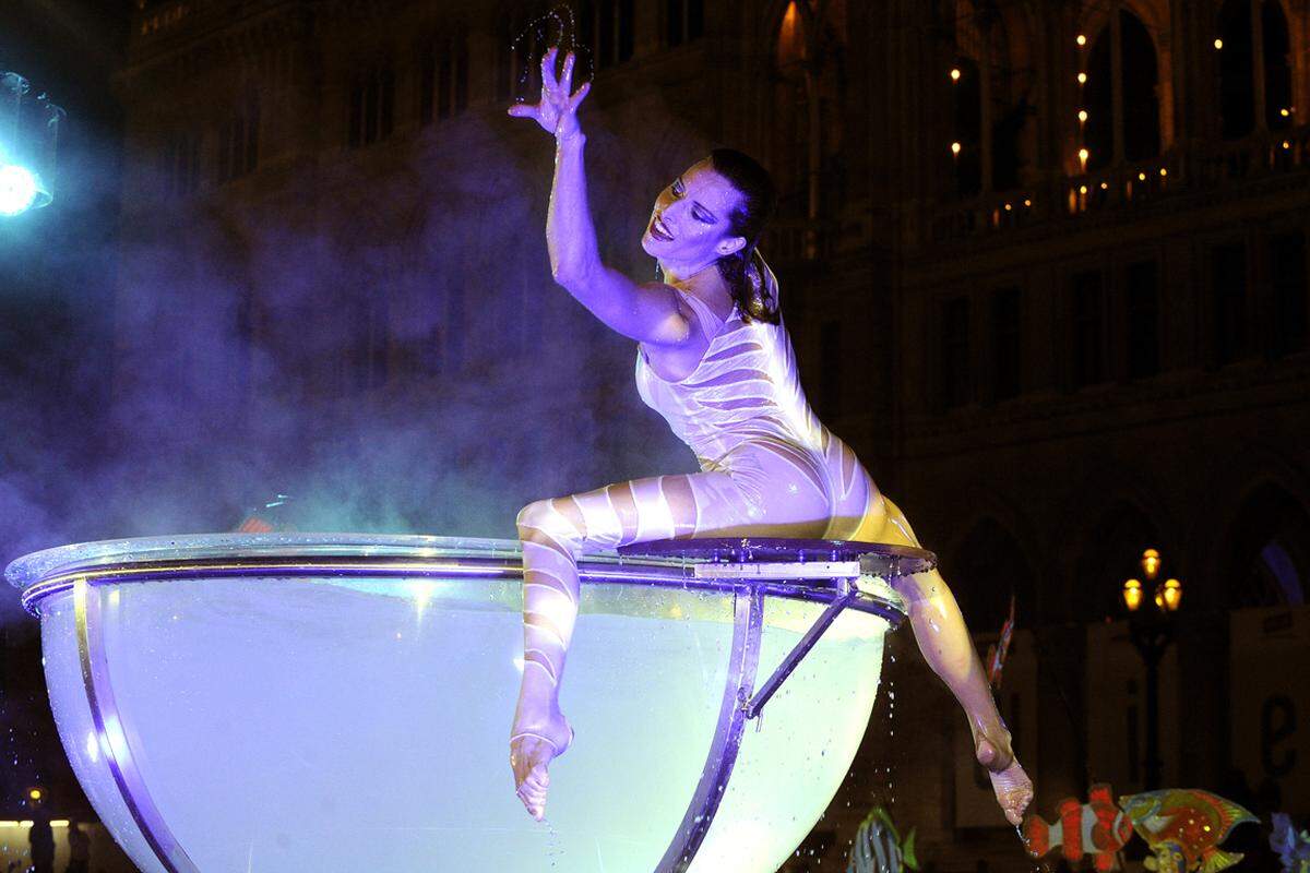 Begleitet wurden die wirbelnden Neonfische und Quallen nicht nur von passender Musik, sondern auch von einer akrobatischen Dame im Goldfischglas, die bei den zahlreichen Zusehern für besonders viel Jubel sorgte.