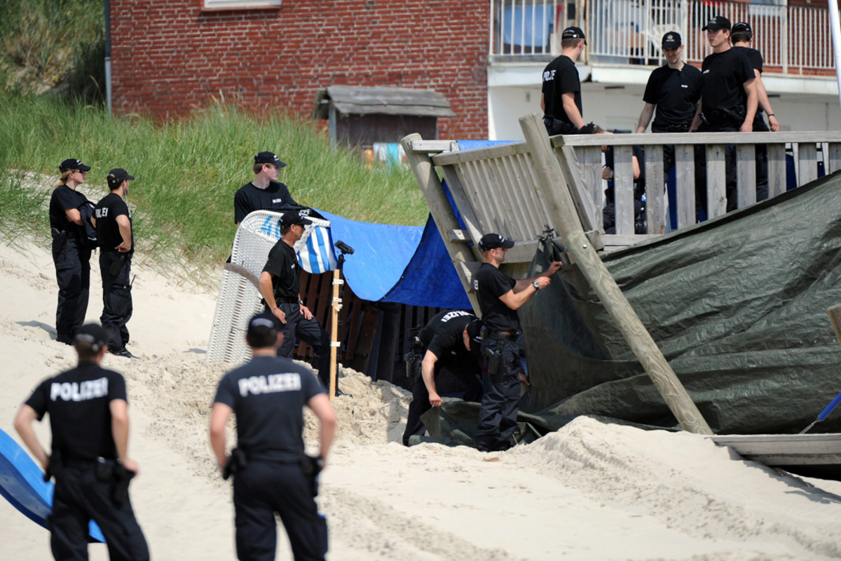 Einsatzkräfte entdeckten den Leichnam im Sand auf jenem Kinderspielplatz, auf dem der Bub zuletzt gesehen worden war.