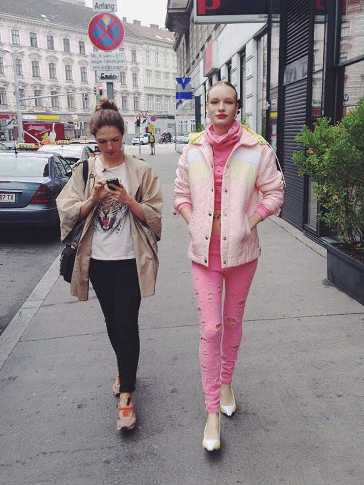 Im rosa Outfit von Chanel und Miu Miu geht es zur Location. Bild: Kemara Pol