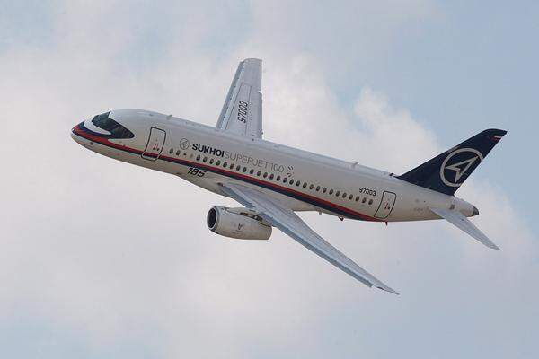 Der in Kooperation mit Boeing und europäischen Unternehmen entwickelte Superjet 100 soll auf dem Weltmarkt Embraer (Brasilien) und Bombardier (Kanada) Konkurrenz machen.