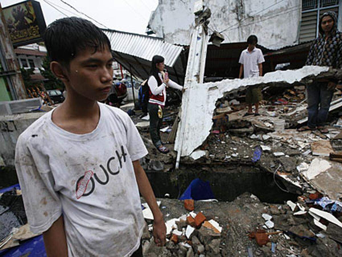 "Die Zahl der Toten dürfte noch steigen, weil wir viele Menschen unter den Trümmern von Häusern, Geschäften und Hotels vermuten", sagte Priyadi Kardono von der Katastrophenschutzbehörde in Jakarta.