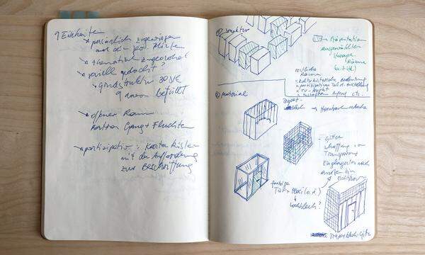 Die Skizze. Eine Etappe, die man in der Design-Genese nicht überspringen kann: „Zuerst kommt die Recherche, dann kommen schon die Skizzen, die ersten", sagt Rüf. Um zu strukturieren, in Kontexte einzuordnen und Themen zu visualisieren. „Dann erst geht es weiter an den Computer, ins CAD." Für Rüf ist die schnell hingeworfene Skizze auch immer eine kurze Teststrecke, auf der erste Ideen Auslauf bekommen. Und auf der man schnell sieht, was unerwartet in Sackgassen endet.