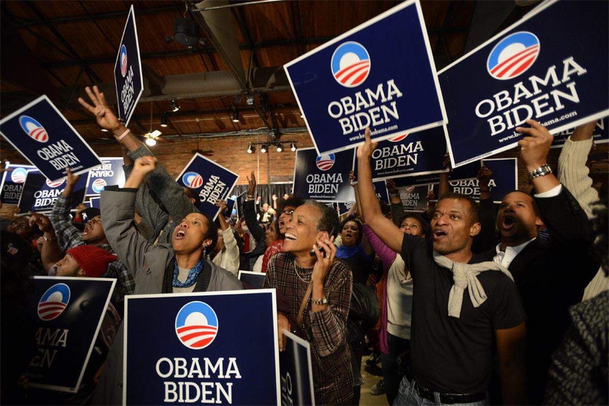 Die Unterstützer schwenkten die Plakate des Duos Obama/Biden.