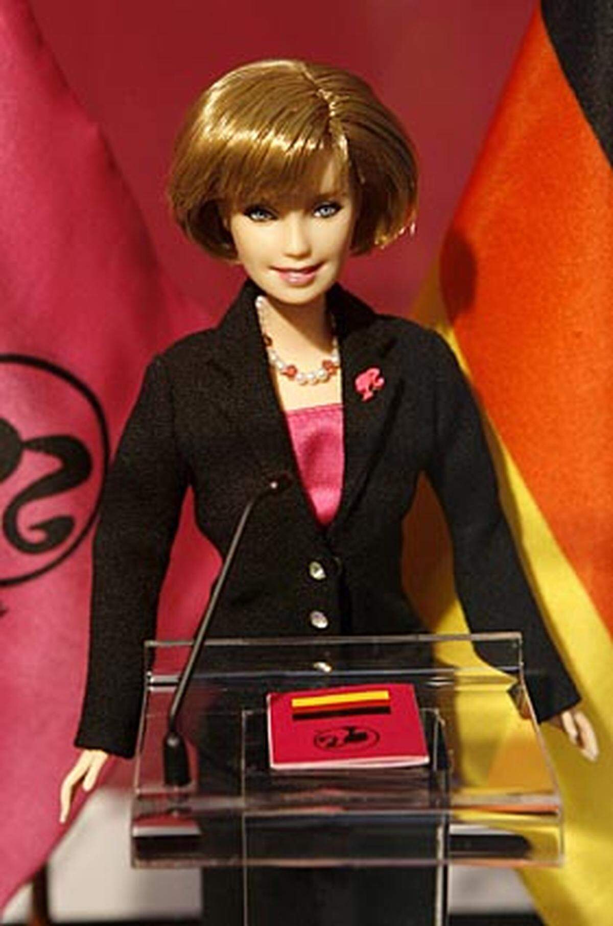 Erst kürzlich wurde auf der Spielwarenmesse in Leipzig eine Angela-Merkel-Barbie vorgestellt. Mit den mittelblonden, halblangen Haaren, dem Hosenanzug und der Perlenkette sieht die Puppe ihrem Vorbild ja auch zum Verwechseln ähnlich.