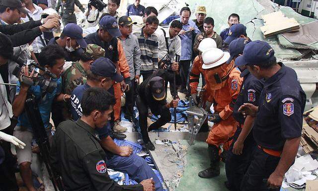 Beim Einsturz des Daches einer Schuhfabrik in Kambodscha sind mehrere Menschen ums Leben gekommen.
