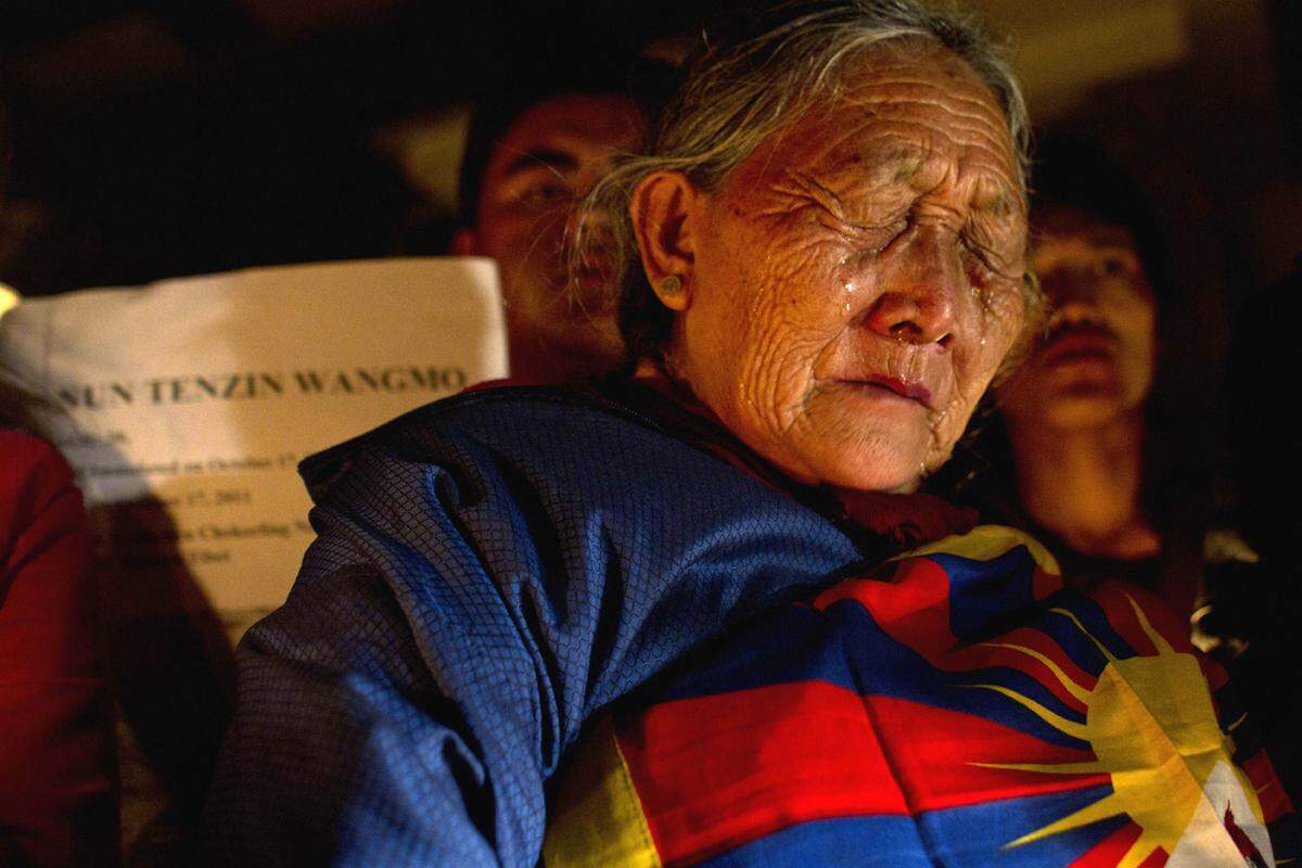 Der Auftakt wurde überschattet von der Nachricht über zwei neue Selbstverbrennungen von Tibetern. Aus Protest gegen die chinesische Herrschaft über Tibet zündeten sich eine Mutter von vier Kindern und eine 19-jährige Schülerin selbst an, beide starben. Bilder der Trauer gibt es nur aus Indien, wie hier aus Dharmsala.