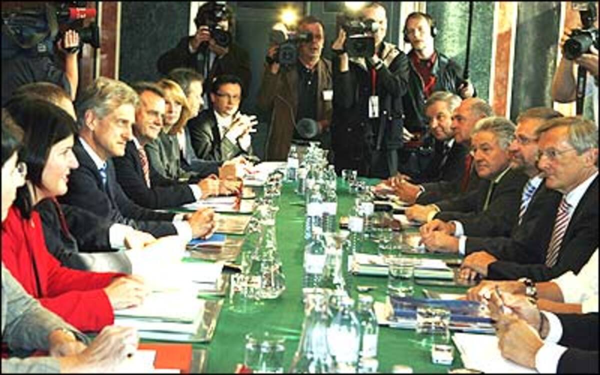 Erste Runde der Koalitionsverhandlungen: Auf Wunsch der ÖVP wird "Vergangenheitsbewältigung" betrieben. Schüssel überreicht Gusenbauer den Eurofighter-Vertrag.