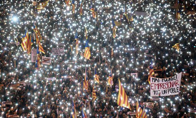 TOPSHOT-SPAIN-CATALONIA-DEMO-POLITICS