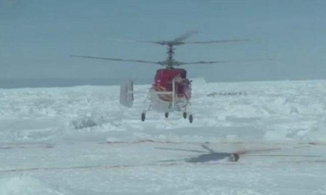 Rettung naht: Ein erster Helikopter erreicht die vom Eis Eingeschlossenen