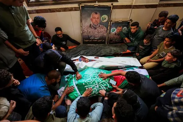 Menschen versammeln sich am 16. Mai 2026 in Gaza-Stadt um die Leichen, die von den Trauernden als der Kommandeur des militärischen Flügels der Hamas, Izz al-Din al-Haddad, seine Frau und seine Tochter identifiziert wurden