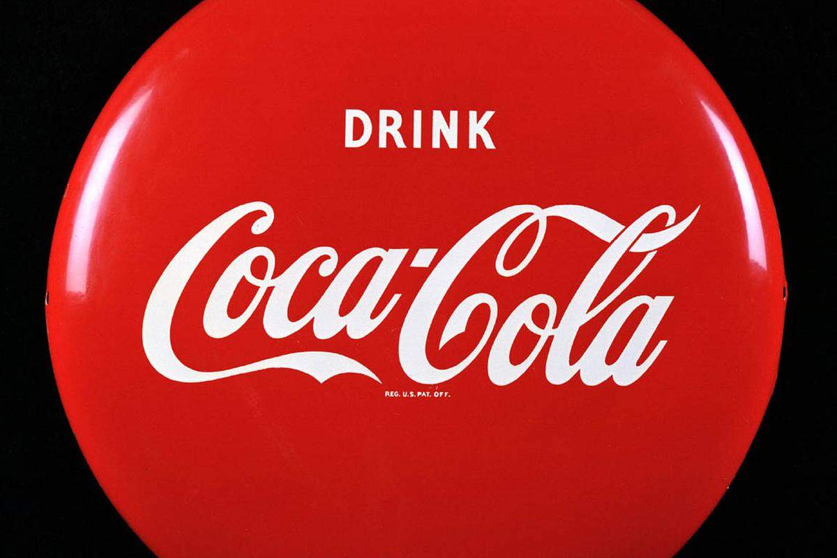"Wie kein anderes Produkt hat sich die Coca-Cola Konturflasche in den letzten 100 Jahren zu einer weltweiten Ikone der Popkultur und industriellen Designs entwickelt“, verweist Adrian Cernautan, Country Manager von Coca-Cola in Österreich, anlässlich des 100. Geburtstages der Flasche auf deren Vielfältigkeit: Andy Warhol malte sie gleich mehrfach. Das teuerste dieser Bilder kostete 2009 fast 60 Millionen Dollar (55,99 Mio. Euro). Die Flasche selbst gab es 1915 übrigens für fünf Cent. Und: Die Coca-Cola-Flasche schaffte es als erstes Handelsprodukt überhaupt auf das Cover des Time Magazine.
