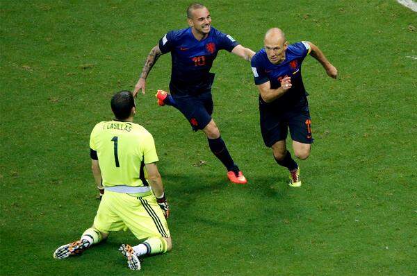 Höchst spektakulär verläuft das erste echte Schlagerspiel dieser WM zwischen Spanien und den Niederlande. Die Elftal demütigt den amtierenden Weltmeister mit 5:1.